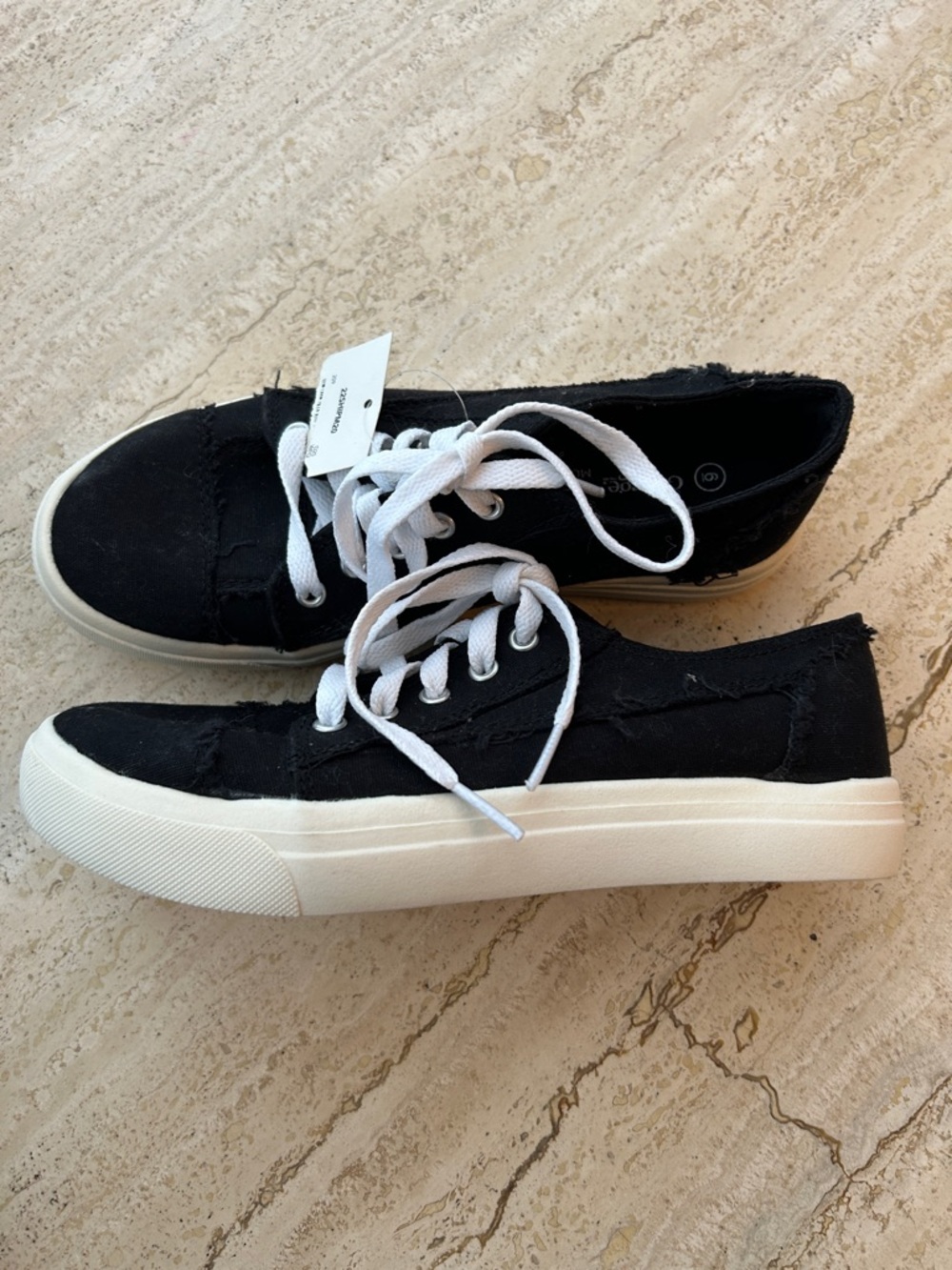 NEW 🆕 Women’s Black Canvas Low-Top Lace-Up Sneakers